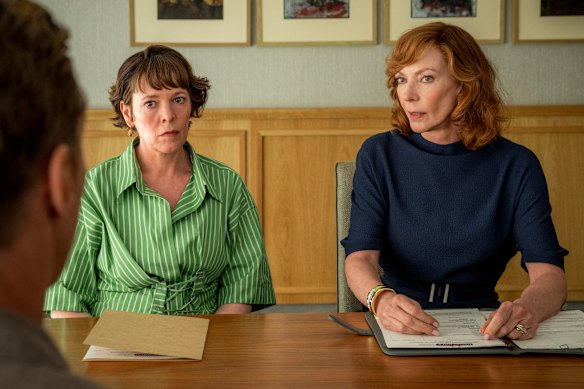 Olivia Colman incarne Ivy Rose et Allison Janney son avocat en divorce à la dure dans les roses.