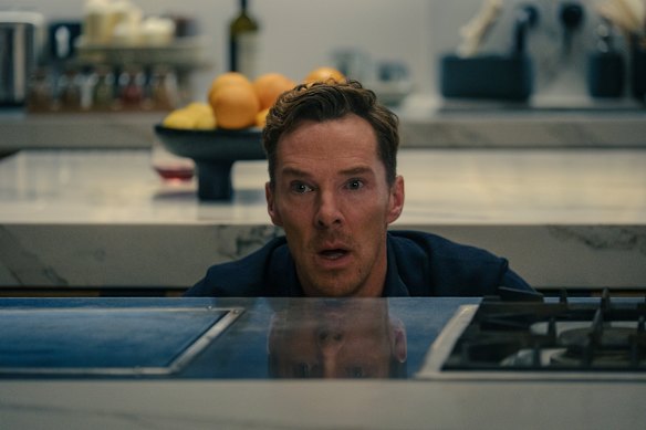 Benedict Cumberbatch se cache dans les roses.