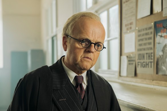 Toby Jones comme Philip Burton, le professeur qui a guidé le jeune Richard vers le succès. 