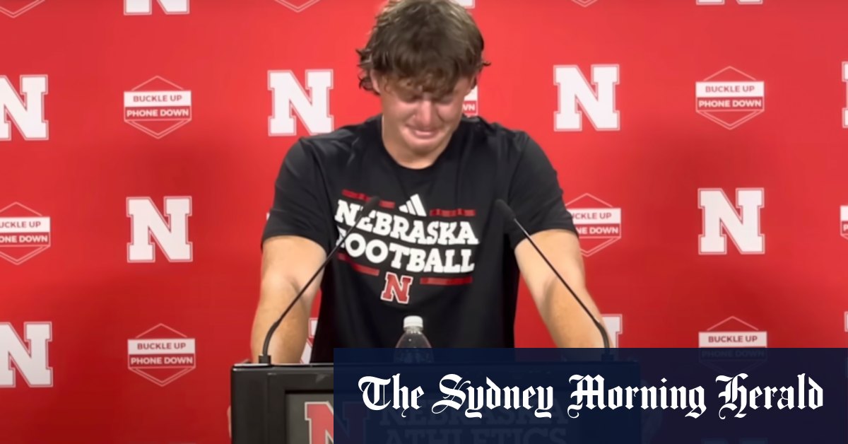 Le joueur de football universitaire australien devient viral après une conférence de presse émotionnelle