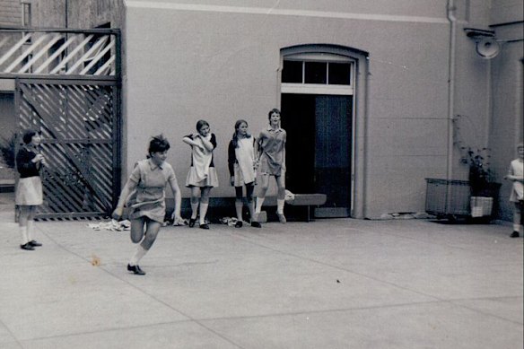 Girls jouant dans le chantier de couvent d'Abbotsford avant l'école vers 1970.