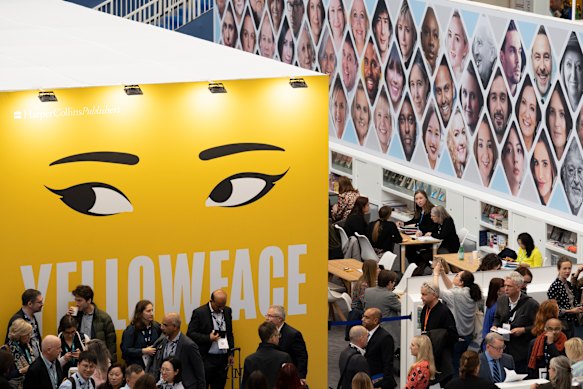 Yellowface examine les délégués sur le stand de l'éditeur lors du premier jour de la foire du livre de Londres en 2023.