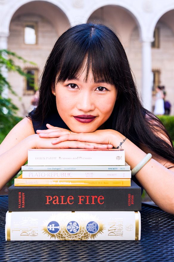 Le nouveau roman de Rebecca Kuang, Katabasis, joue avec des textes classiques sur la vie après la mort.