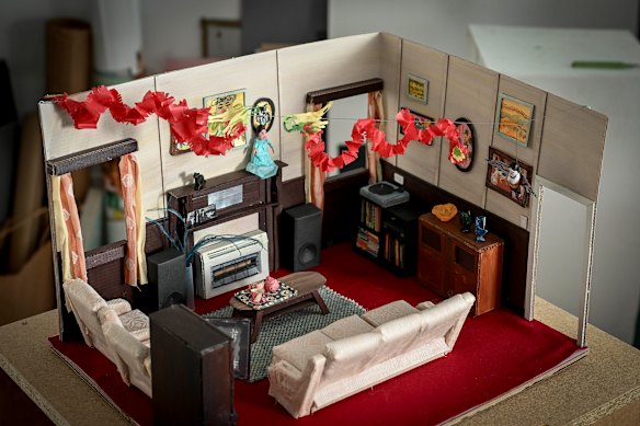 Isobel Knowles et Van Sowerwine ont créé trois maisons pré-aliées, qu'ils ont ensuite immergées dans de l'eau trouble.