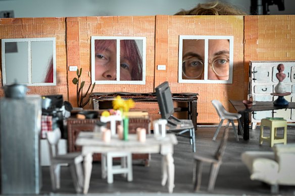 Isobel Knowles, à gauche, et Van Sowerwine regarde à travers les fenêtres de l'un de leurs modèles de maison.