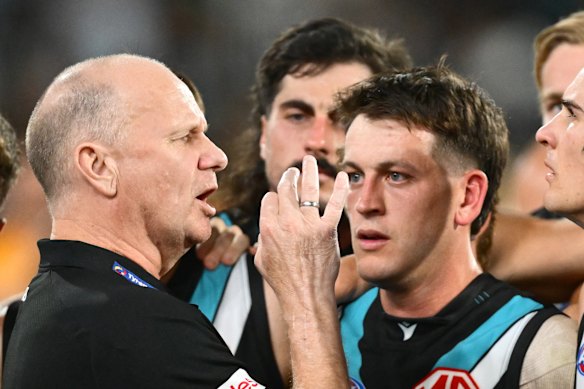 Les Blues parleront à Ken Hinkley d'un rôle senior. 
