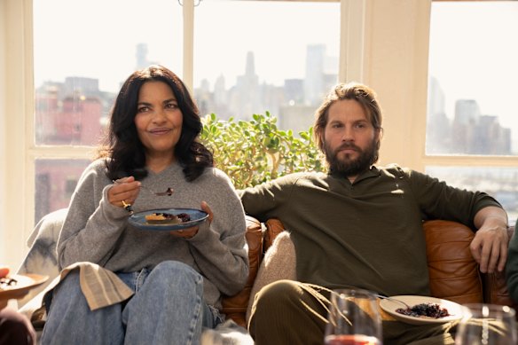 Seema (Sarita Choudhury) et Adam (Logan Marshall-Green) trouvent leur propre heureux. 