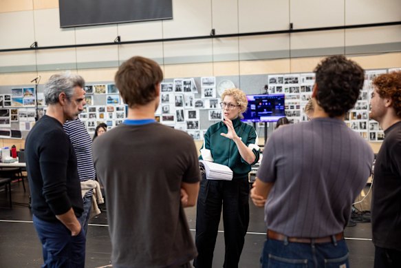 La réalisatrice Sarah Goodes s'entretient avec le casting du talentueux M. Ripley lors des répétitions. 