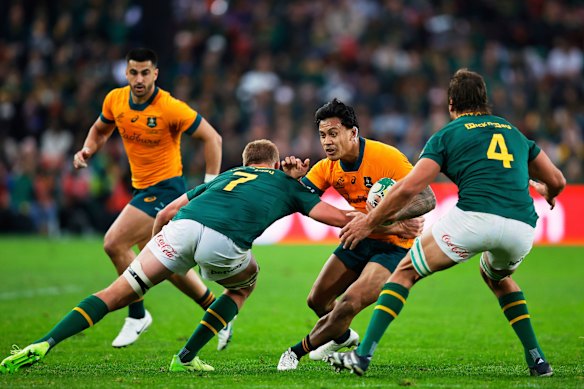 Len Ikitau se charge pour les Wallabies