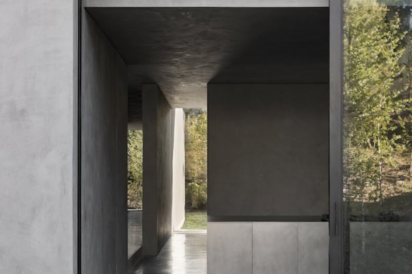 L'expression «moins est plus», un cordage de slogan des premiers modernistes, peut certainement être appliqué à la maison grise.