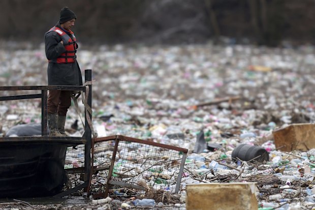 Les déchets plastiques dans la rivière Lim près de Priboj, en Serbie, en janvier 2023. La demande de plastiques à usage unique continue de croître.