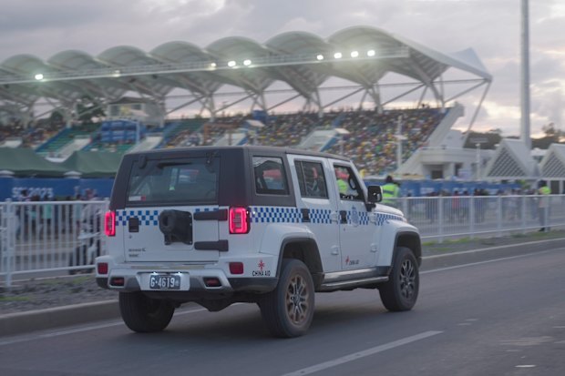 Un véhicule de police financé par le Chinois à l'extérieur du nouveau stade financé chinois à Honiara.