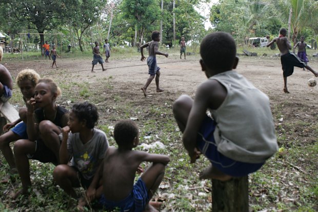 Des jeunes jouant au football dans le village de Kakabona, juste à l'extérieur de Honiara.