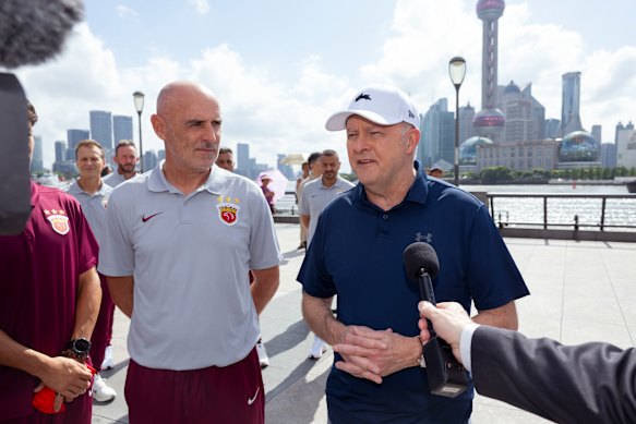 Anthony Albanese avec l'ancien directeur du Socceroo et du Shanghai Port FC Kevin Muscat lors d'un récent voyage en Chine.