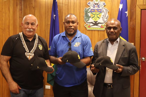Le président de Wynnum Wolves Rabieh Krayem a rencontré le président du SIFF, Donald Marahare, et le Premier ministre des îles Salomon Jeremiah Manele.