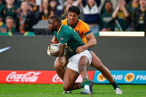 L'Aphelele Fassi en Afrique du Sud, avant, est contestée par Joseph-Aaukuso Suaalii de l'Australie.