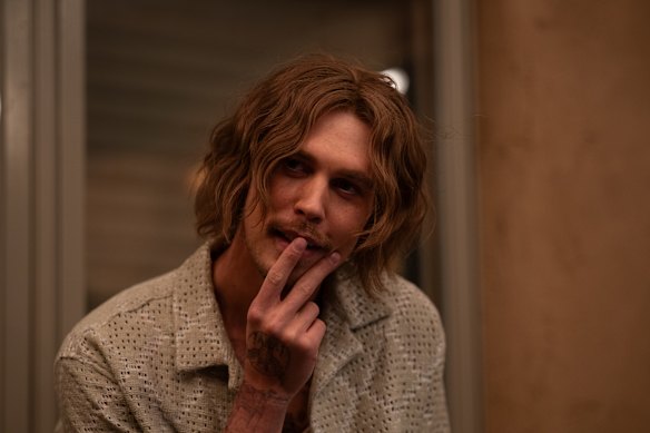 Austin Butler joue un gourou charismatique du Nouvel Âge dans le film.
