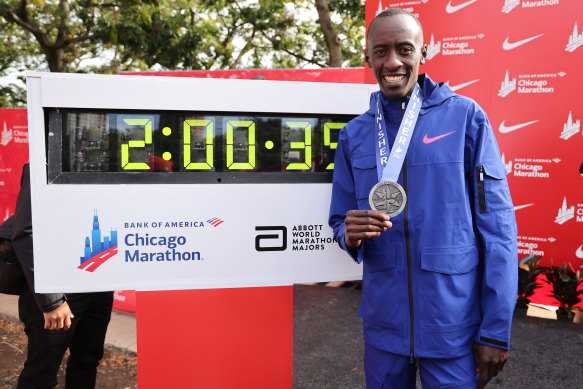 Kelvin Kiptum après avoir battu le record du monde du marathon.