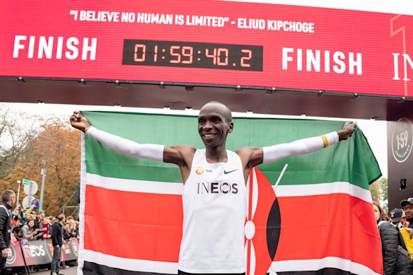 Eliud Kipchoge célèbre son temps de marathon «record» à Vienne en 2019.