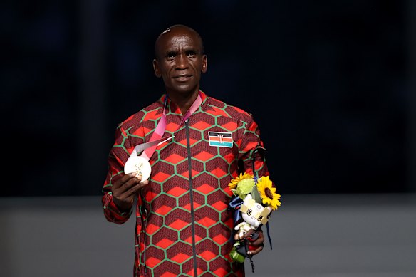 Eliud Kipchoge pose avec sa médaille d'or aux Jeux olympiques de Tokyo.