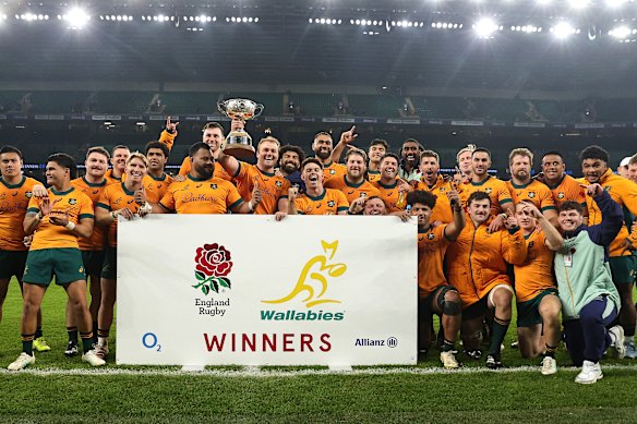 Les Wallabies célèbrent avec la Coupe Ella Mobbs après leur victoire.