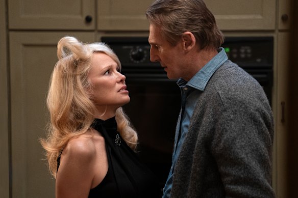 Pamela Anderson incarne Beth Davenport, un romancier du crime, qui fait équipe avec Frank Drebin de Liam Neeson.