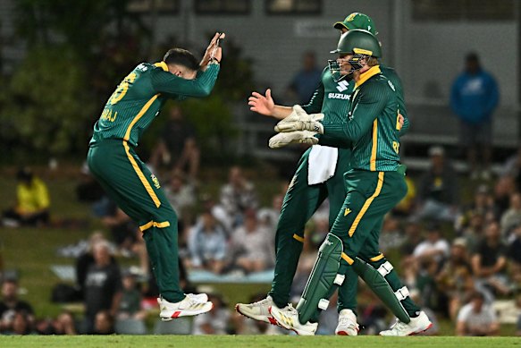 Keshav Maharaj d'Afrique du Sud célèbre un guichet.