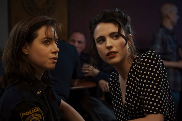 Aubrey Plaza (à gauche) joue dans le prochain Mystery-Comedy Honey Don't! aux côtés de Margaret Qualley (à droite).