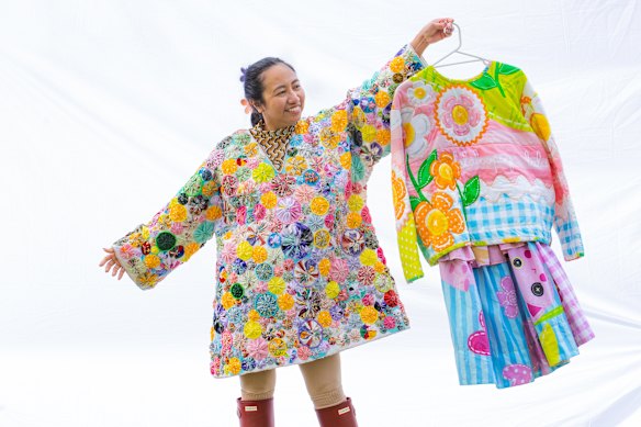 Les designs recyclés de Blair Villanueva sont caractérisés par une couleur explosive et un sentiment de fantaisie.  