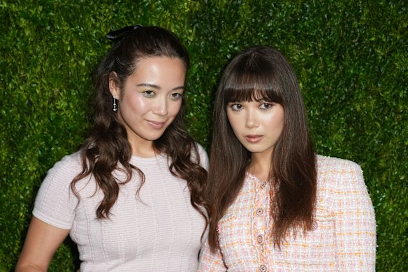 Laufey (à gauche), avec sa sœur jumelle Junia lors d'une fête de Chanel à New York en juin.