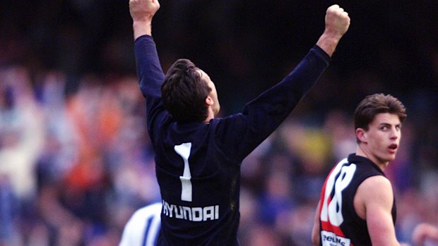 La sirène sonne sur la finale préliminaire de 1999 entre Essendon et Carlton.