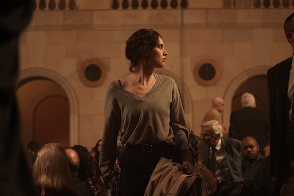 Lily James joue un scientifique en biotechnologie en possession de preuves d'une conduite contraire à l'éthique grave.