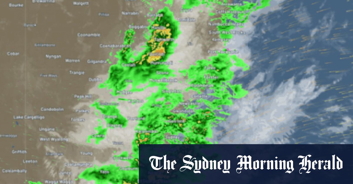 Deux hommes disparus après la voiture se plongent dans la rivière alors que Rain cils Sydney