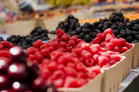 Les framboises sont faibles en calories mais riches en fibres, vitamines, minéraux et antioxydants. Ils sont également délicieux. Les mûres ont fait l'objet de recherches approfondies en raison de leur contenu antioxydant élevé. 
