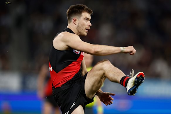 Zach Merrett, des bombardiers, donne un coup de pied au ballon.