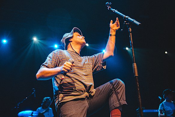 DeMarco, sur scène au Melbourne's Festival Hall lors de sa dernière tournée australienne en février 2020.