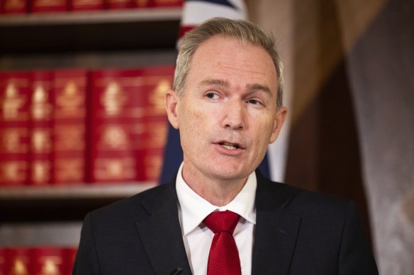 L'ancien porte-parole des affaires étrangères de l'opposition et des communications, David Coleman, se joint à neuf.