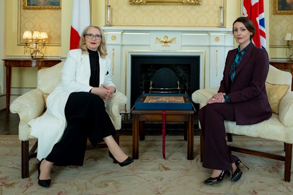Julie Delpy (à gauche) en tant que présidente française Vivienne Toussaint et Suranne Jones en tant que Premier ministre britannique Abigail Dalton en otage.