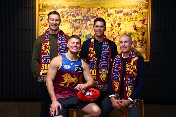 Zorko pose avec 300 membres du jeu Alastair Lynch, Simon Black et Marcus Ashcroft.