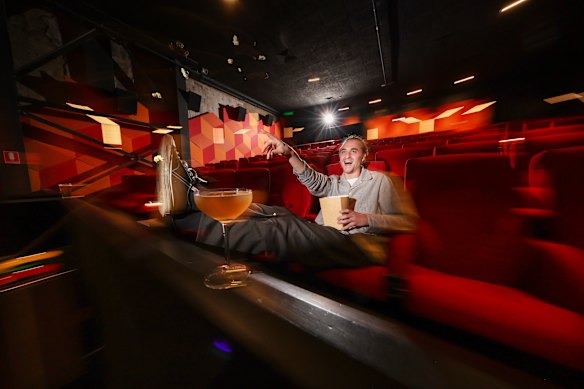 Benji Tamir, directeur général de Moving Story Entertainment, propriétaire des cinémas classiques Elsternwick. Tamir dit que les cinémas font plus pour attirer les gens de l'attrait de la streaming à la maison.