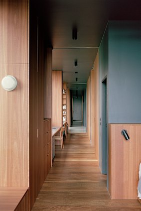 Les grandes portes coulissantes en bois permettent aux chambres de se sentir plus spacieuses lorsque les portes sont ouvertes.