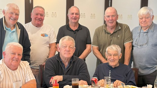 Frank Stanton, Greg Hodge, Peter Sharp, Steve Gillis et Garry Lawler (arrière) rejoignent Allan Gainey, Phil Gould et Wayne Beavis (avant) pour célébrer la carrière de Beavis.