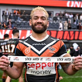 APISAI Koroisau et les Tigers essaient de faire amende honorable en montrant la bande «Stick As It» après leur affrontement avec les Bulldogs.