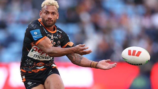 Le co-capitaine des Wests Tigers APISAI Koroisau.