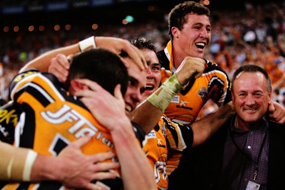 Les Wests Tigers célèbrent avec l'entraîneur Tim Sheens en 2005.