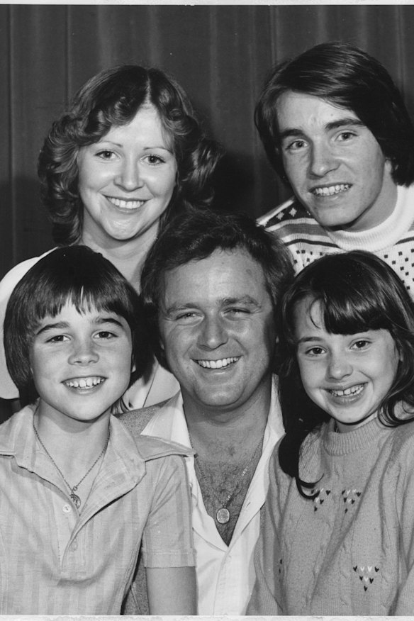 Arena (avant à droite) avec le jeune talent Time Time Johnny Young (centre) et les membres de la distribution Julie Ryles, Jamie Redfern (à droite) et John Bowles.