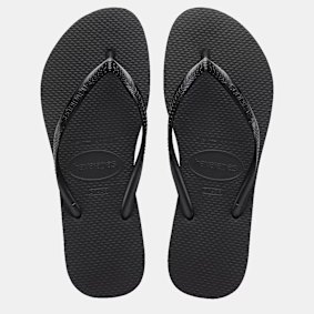 Grant porte des tongs en caoutchouc pour garder ses pieds au frais pendant l'été européen.