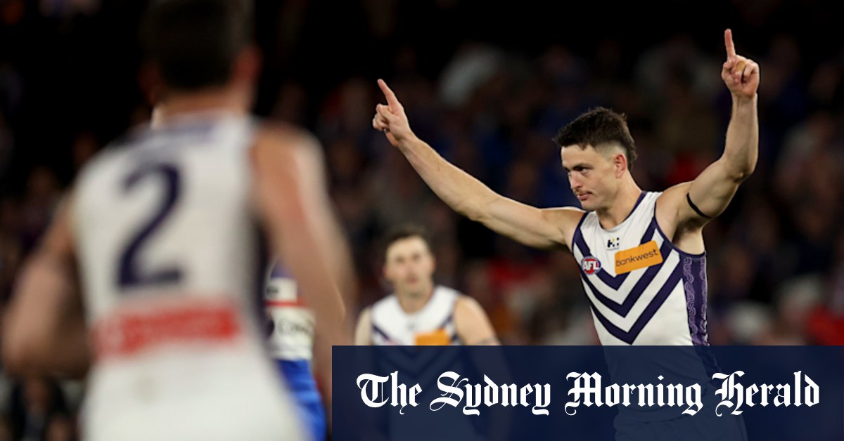 Les dockers ont frappé la finale de l'AFL pleine de croyance alors que les chiens plates tombent