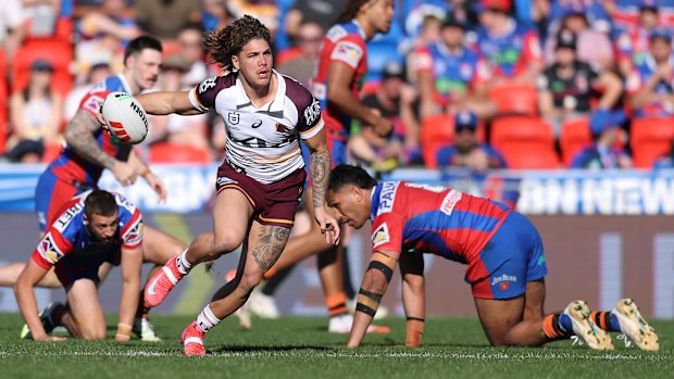 Reece Walsh fait une pause pour les Broncos.
