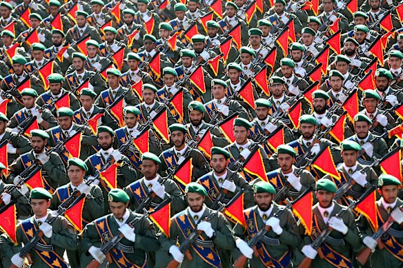 Les troupes de la Garde révolutionnaire de l'Iran marchent dans un défilé militaire en 2016.